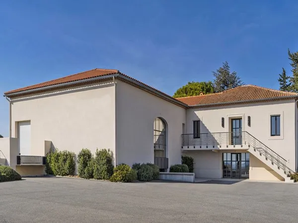 Immeuble commercial 676 m²