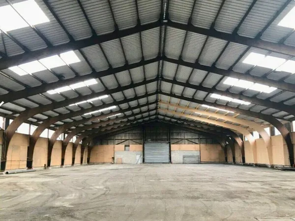Entrepôt 2200 m²