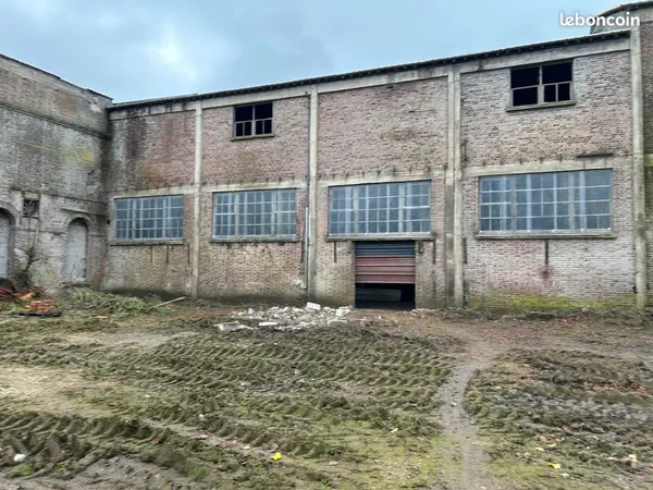 Grand bâtiment avec etage et terrain