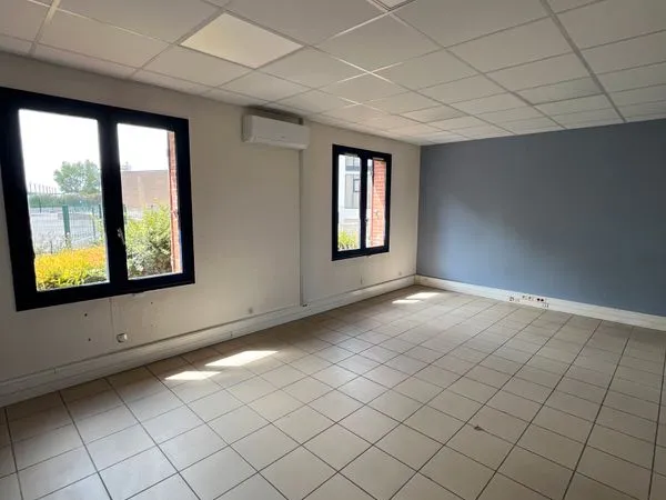 LOCAL D'ACTIVITÉ 102 m² - BUREAUX + STOCKAGE - FORTE VISIBILITÉ - SAINT-JEAN-DE-BRAYE