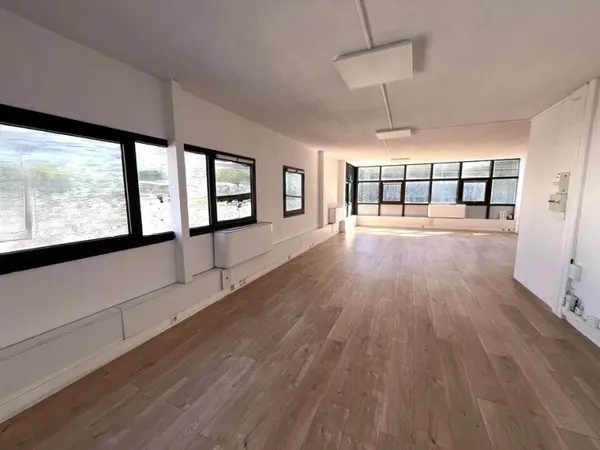 Bureau 61 m²