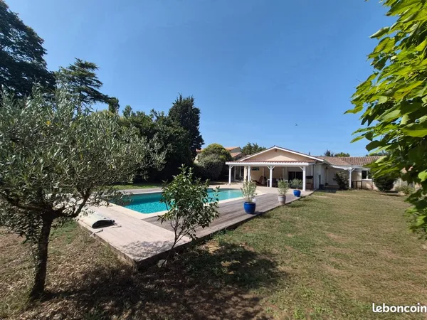 Maison plain-pied 4/5 chambres piscine chauffée grand jardin arboré calme sans vis-à-vis