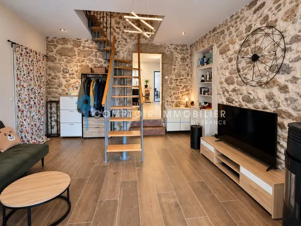 Maison de village en pierre rénovée avec cour, terrasse, jar