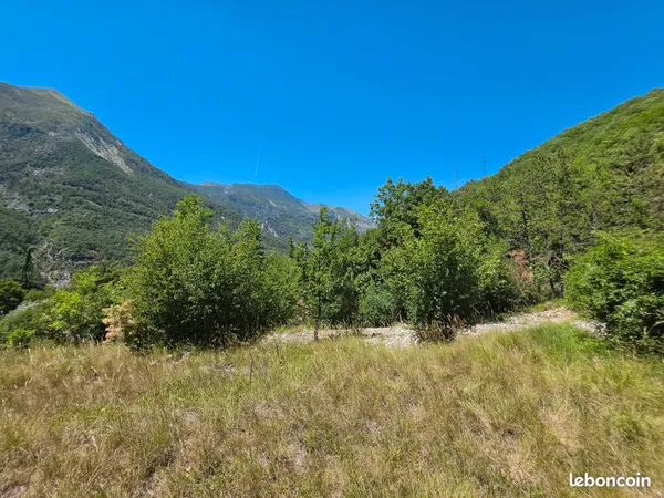 Terrain constructible 1123 m² - Vue dégagée - 35 min de Nice