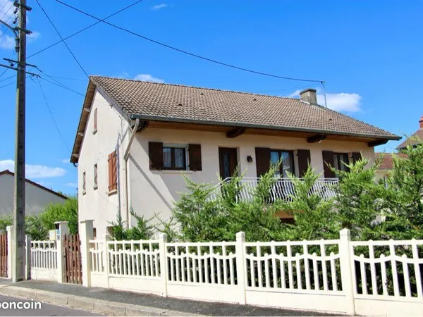 Maison 90 m² - 2 chambres - Sous-sol - 2 grands garages - Grenier aménageable - Centre Montchanin