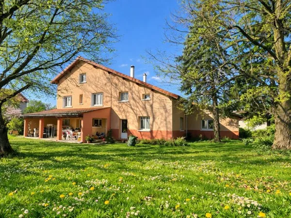 À VENDRE SURY LE COMTAL Maison familiale d'exception