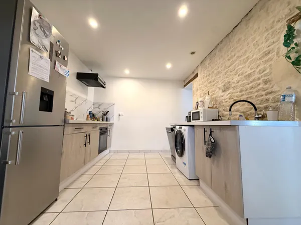 Longère rénovée divisée en deux logements avec dépendances et terrain de 1 297 m² - Fontenay-le-Comt