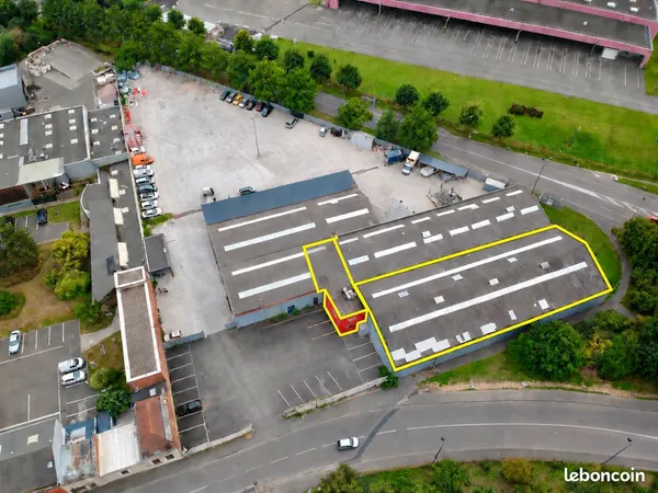 À LOUER - LOCAL D'ACTIVITÉ 1300 M² : ENTREPÔT (1000 M²) + BUREAUX (220 M²) avec ATELIER STOCKAGE (80