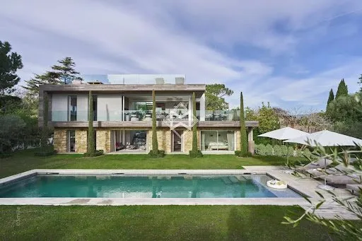 Maison 9 pièces 330 m²