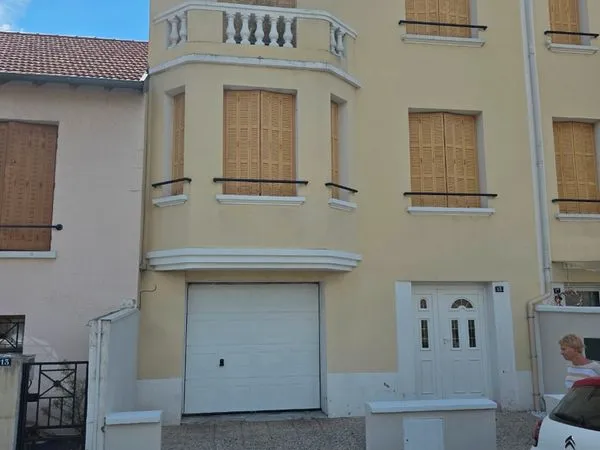 VICHY - MAISON DE VILLE RÉNOVÉE - 120 m² - 3 CHAMBRES - BUREAU - GARAGE - COUR