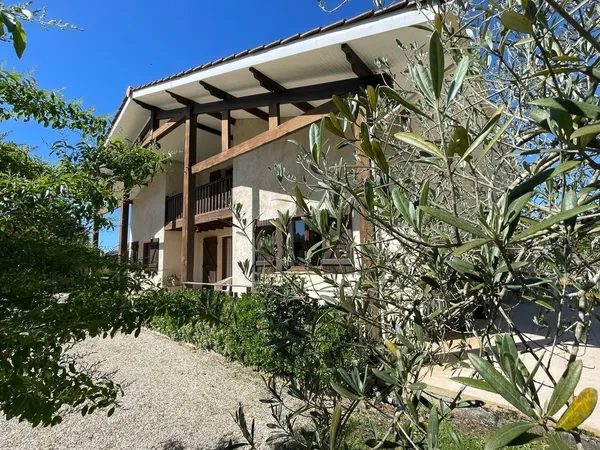 Maison T8 avec piscine beaux volumes + dépendances dont local aménagé et double garage