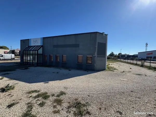 Local 800 m² Auxerre