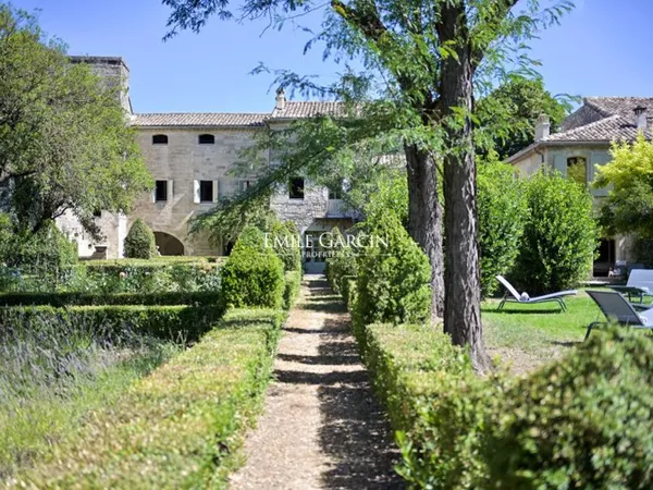 A louer proche Uzès Demeure d'exception 6 chambres Parc et pisc