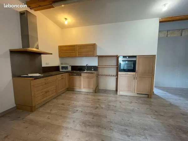 Bureaux, local professionnel et logement T3 85 m² à louer avec professionnel + parking à Cotignac