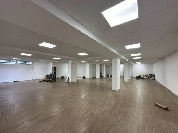Local commercial 650 m²