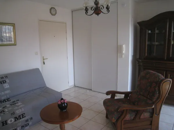 APPARTEMENT T1 30 m2 AVE PARKING PRIVE.