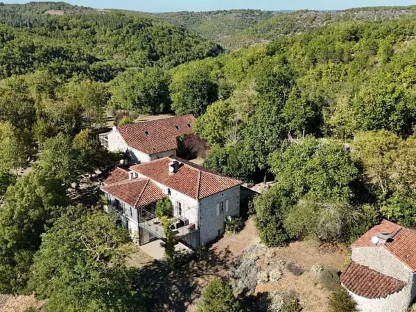 Propriété de caractère au coeur de 17 hectares de nature, avec maison principale, gîtes et piscine