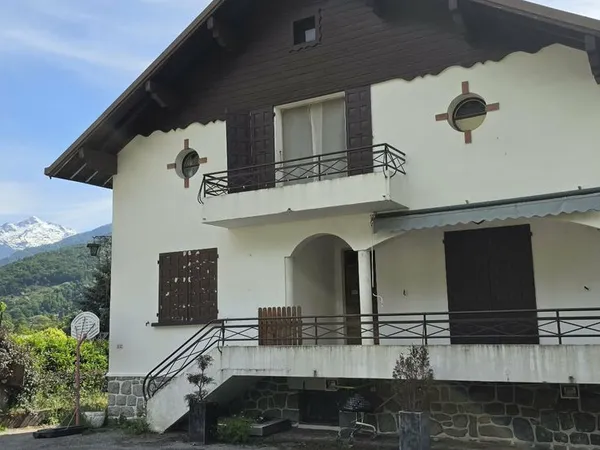 Studio 6 pièces 238 m²