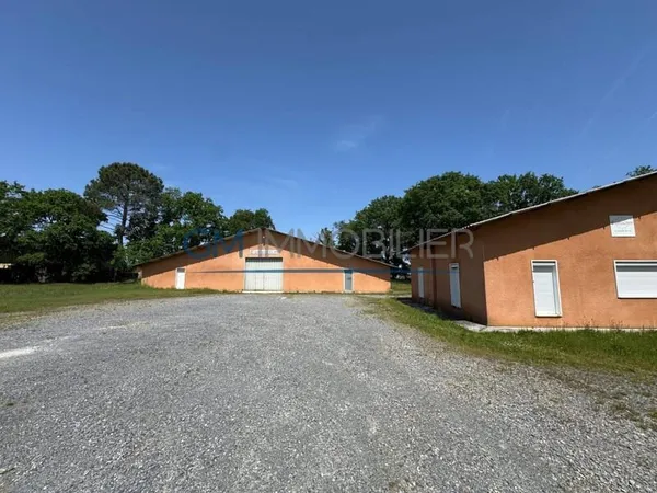Entrepôt 700 m²