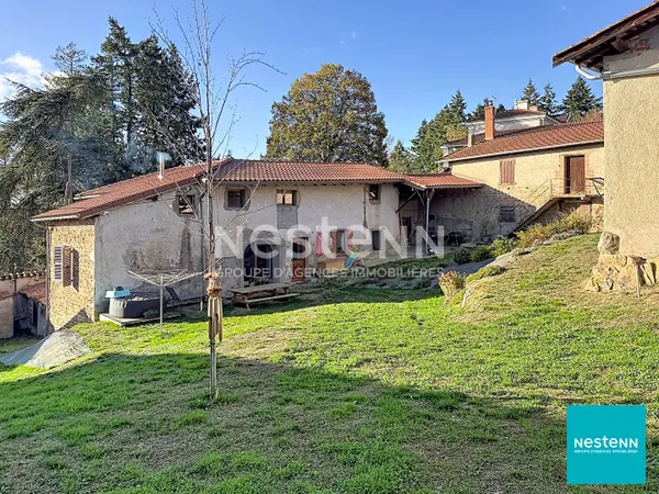 COTTANCE, ancienne ferme rénovée de 200 m² avec plus de 400 m² au sol de dépendances sur terrain de 