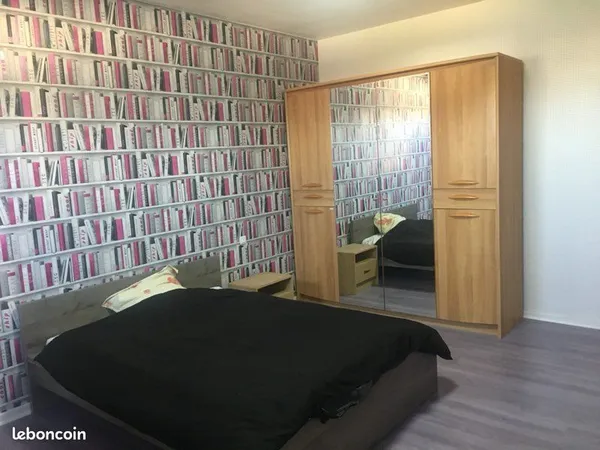 Grande chambre meublée