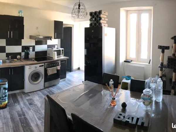 Appartement T3 rénové avec terrasse et parking, à proximité écoles et commerces
