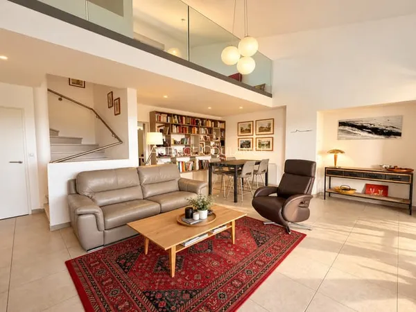 T4 VUE MER, DERNIER è‰TAGE ET ESPRIT MAISON : UN BIEN RARE è€ LA