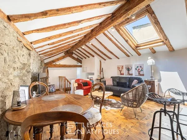 Ancien presbytère rénové en maison ou chambres d'hôtes à la montagne