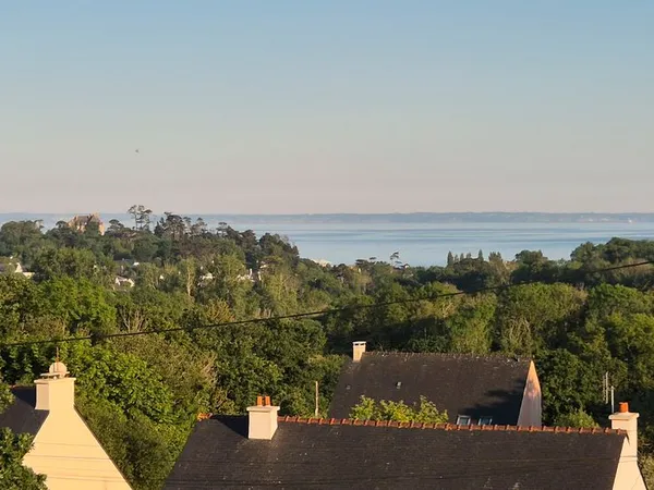 Rare : terrain constructible dans la verdure et face à la mer