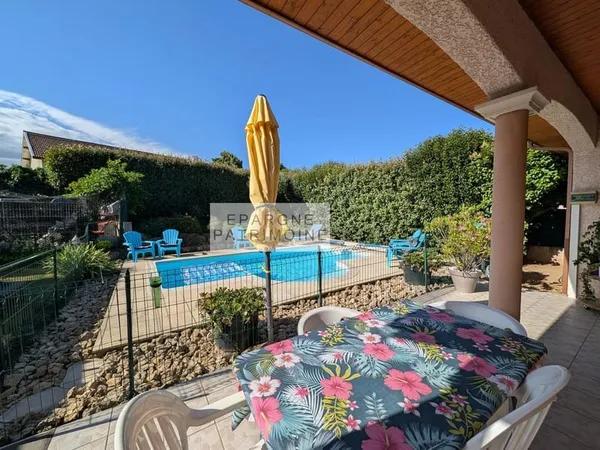 Maison familiale avec piscine 3 chambres de 2004