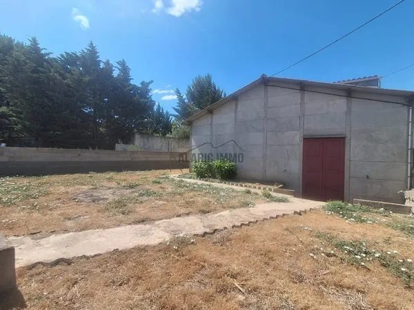 Terrain de 215 m2 avec garage de 75 m2 -- Moux, Le Village