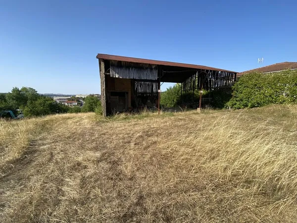 Terrain constructible de 1 639 m2 avec grange à Auch