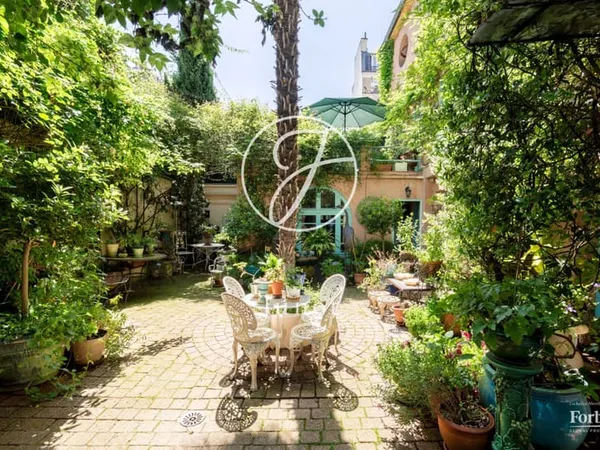 Paris 18e - GRANDES CARRIÈRES - Maison d'exception - 7 pièces - 184,22m² - Terrasse arborée de 80m² 