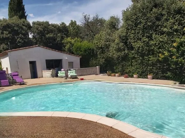 Maison familiale avec piscine et dépendance