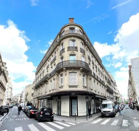 BUREAUX A LOUER - 102 M² - PARIS 8