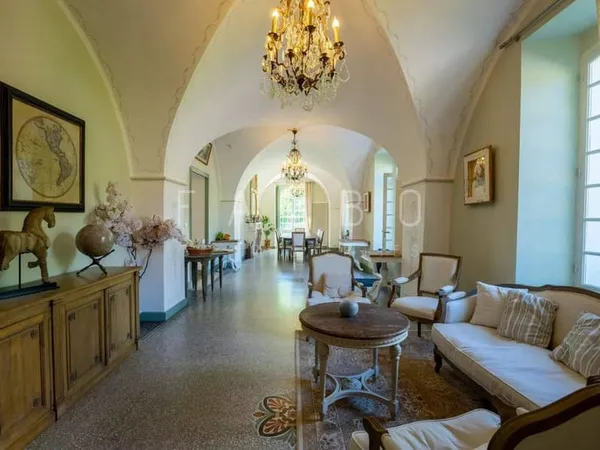 Château 40 pièces 1563 m²