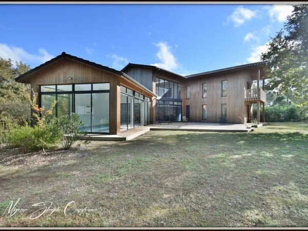 Villa contemporaine à vendre 6 pièces proche Mimizan(40) de 198 m² quartier paisible