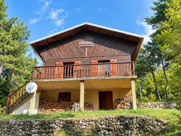 Chalet en bois avec terrasse plein sud et grand terrain arboré de 2 680 m²