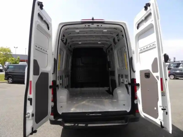 Volkswagen Crafter fg 30 l3h3 2.0 tdi 140ch business traction — photo 13