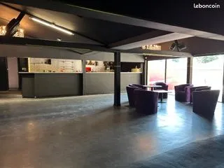 Titre : Établissement avec mur 400 m² + terrain 8 000 m² - À 8 min d'Angers