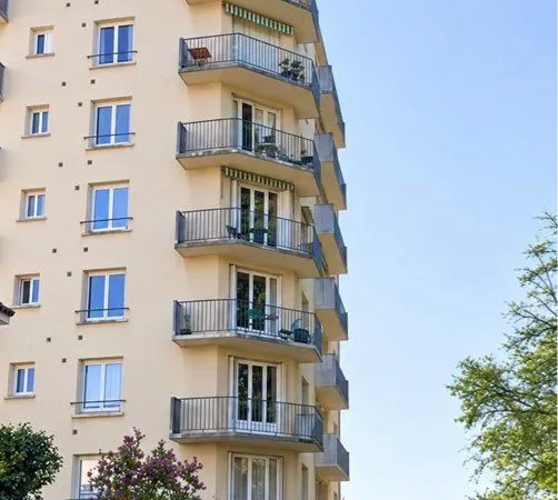 Vichy - face aux parcs et aux berges d'allier appartement t3 á rénover