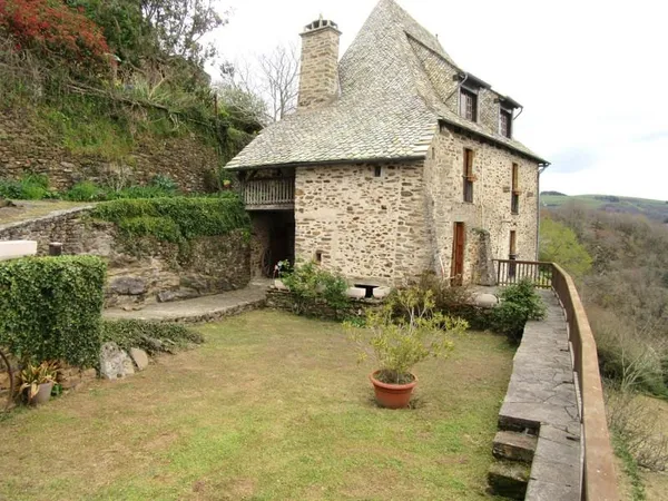 CONQUES EN ROUERGUE Magnifique ensemble immobilier en pierre sur