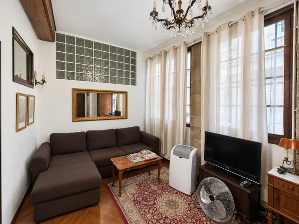 Paris 4e - Île de la Cité - Trois pièces de 56 m² sur cour pavée