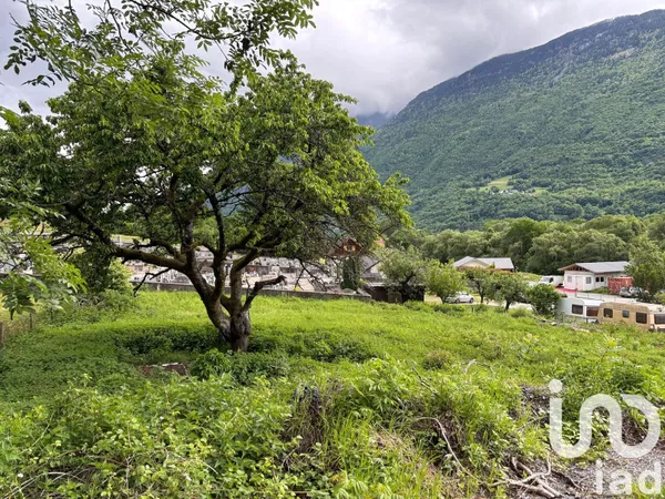 Terrain 2215 m²