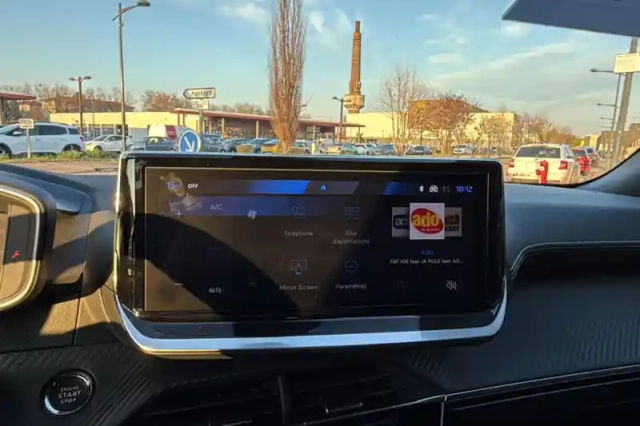 Peugeot 2008 hybrid 145 e-dcs6 — photo 40