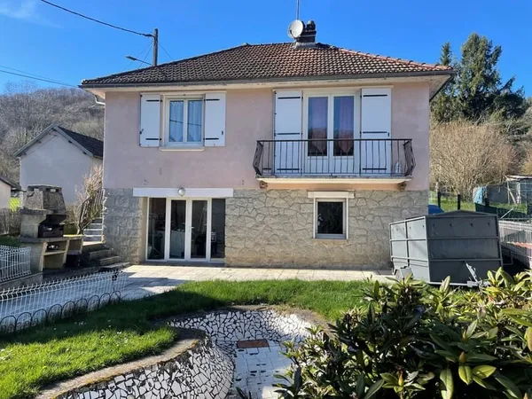JOLIE MAISON FAMILIALE A YDES