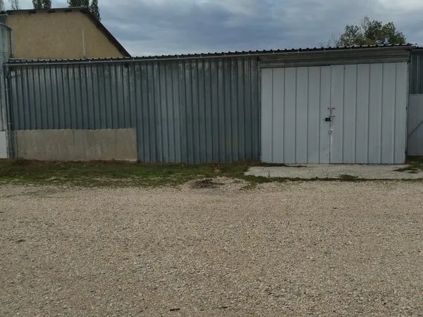 Monteux proche voie rapide loue local de stockage 120 m2
