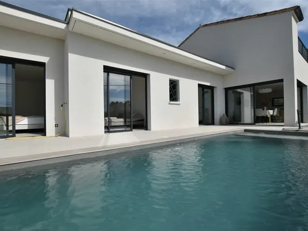 Villa Contemporaine avec Piscine et Vue Panoramique à Saint-