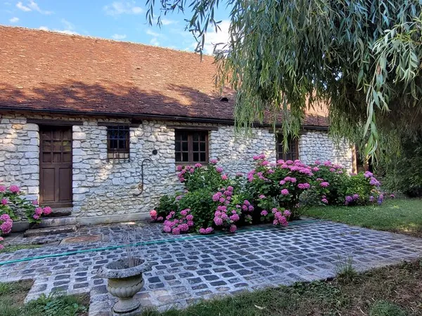 Maison 9 pièces 263m² + Bâtiment industriel 1300m² sur 2ha de terrain