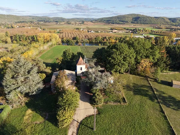 Maison en pierre avec gîte indépendant, grange au coeur de 5400m² de terrain
